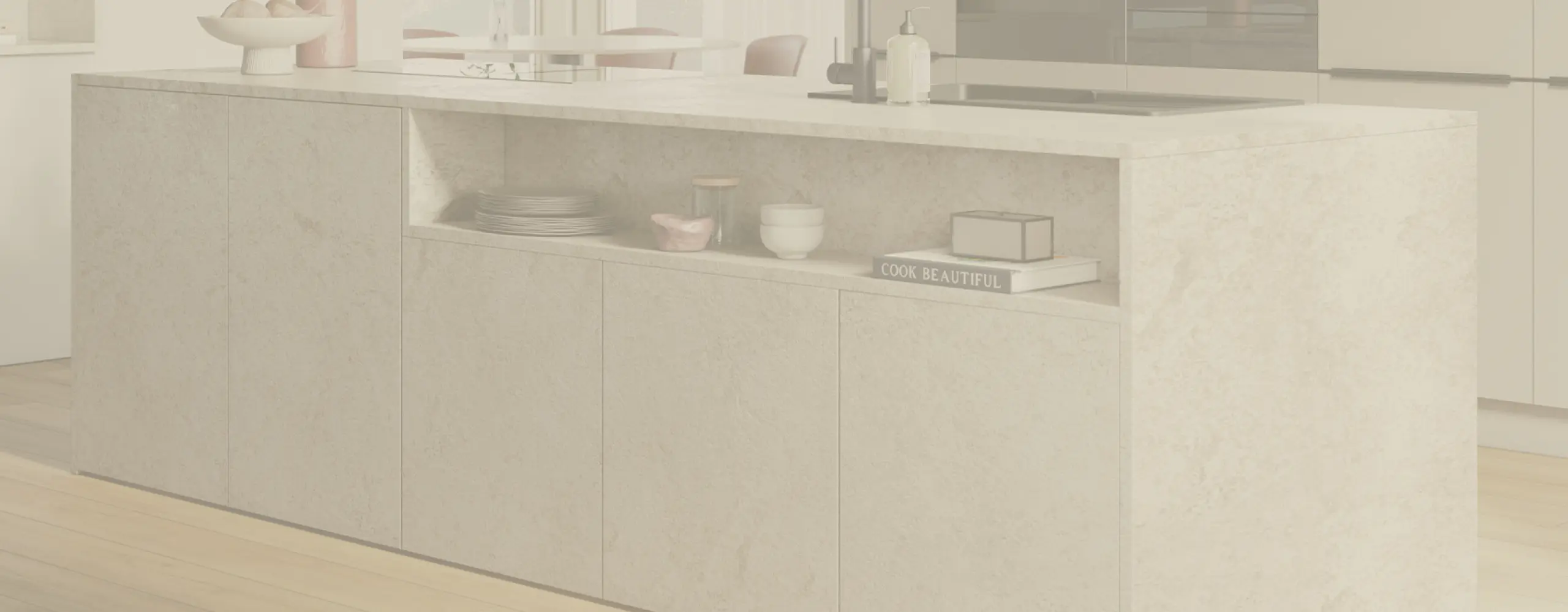 Moderne Küche in heller Steinoptik mit eleganter Kochinsel und offenen Regalfächern. Schlichte Linien, natürliche Materialien und harmonische Farbgestaltung schaffen eine warme, hochwertige Atmosphäre.